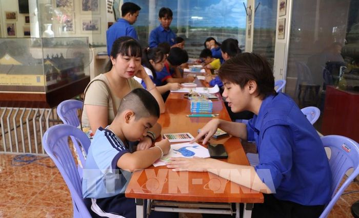 Sinh viên Trường Đại học Đồng Tháp tổ chức hoạt động trải nghiệm cho thiếu nhi tại Bảo tàng Đồng Tháp (cơ sở 2). Ảnh: Hồng Thái - TTXVN