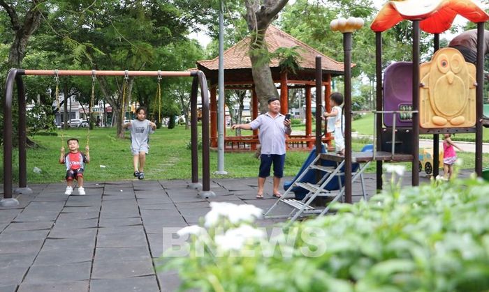 Trẻ em vui chơi tại Công viên Văn Miếu (phường Cao Lãnh). Ảnh: Hồng Thái-TTXVN