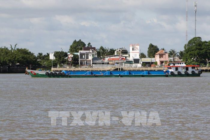 Với hệ thống sông lớn, Đồng Tháp có nhiều tiềm năng phát triển giao thông thủy. Ảnh: Hồng Thái - TTXVN