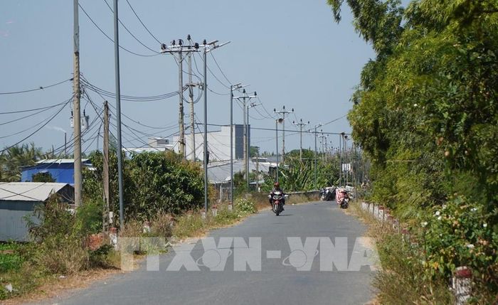 Đường tuần tra biên giới trên địa bàn tỉnh Đồng Tháp đã được xây dựng và có đèn đường. Ảnh: Nhựt An - TTXVN
