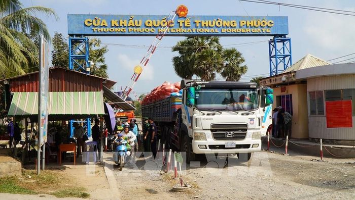 Phương tiện chở hàng hóa qua Cửa khẩu quốc tế Thường Phước (xã Thường Thước, tỉnh Đồng Tháp). Ảnh: Nhựt An - TTXVN