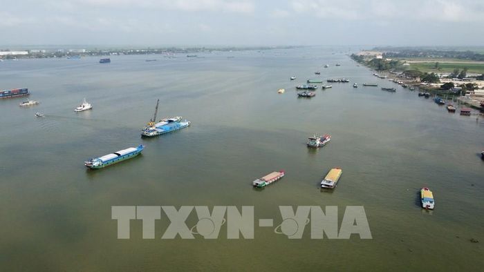 Cửa khẩu quốc tế Thường Phước (có cả đường bộ và đường sông) giúp hoạt động xuất nhập khẩu hàng hóa sang Campuchia thuận lợi. Ảnh: Nhựt An - TTXVN