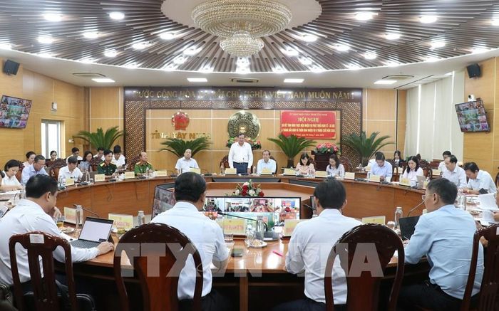 Quang cảnh Hội nghị sơ kết tình hình phát triển kinh tế - xã hội 6 tháng đầu năm và triển khai nhiệm vụ 6 tháng cuối năm 2026 do UBND tỉnh Tây Ninh tổ chức. Ảnh: Bùi Giang - TTXVN