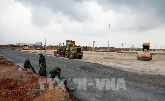 Lực lượng Quân đội tham gia thi công các hạng mục tại sân bay Long Thành. Ảnh: Công Phong - TTXVN