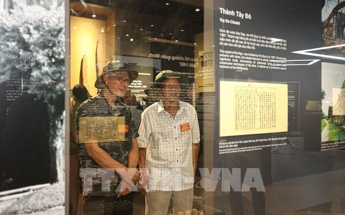 Những đại biểu người có công với cách mạng tham quan, nghe giới thiệu về các hiện vật lịch sử qua các thời kỳ lịch sử đang được lưu giữ và trưng bày tại bảo tàng. Ảnh: Tiến Long/TTXVN phát