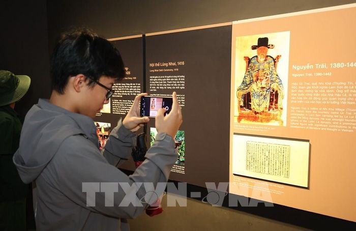 Du khách nước ngoài, các bạn trẻ tham quan và lưu lại hình ảnh tại bảo tàng. Ảnh: Tiến Long/TTXVN phát