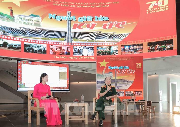 Bà Trần Thanh Hằng – nguyên cán bộ phòng Sưu tầm bảo tàng giao lưu, đối thoại trực tiếp giữa thế hệ trẻ. Ảnh: Tiến Long/ TTXVN phát