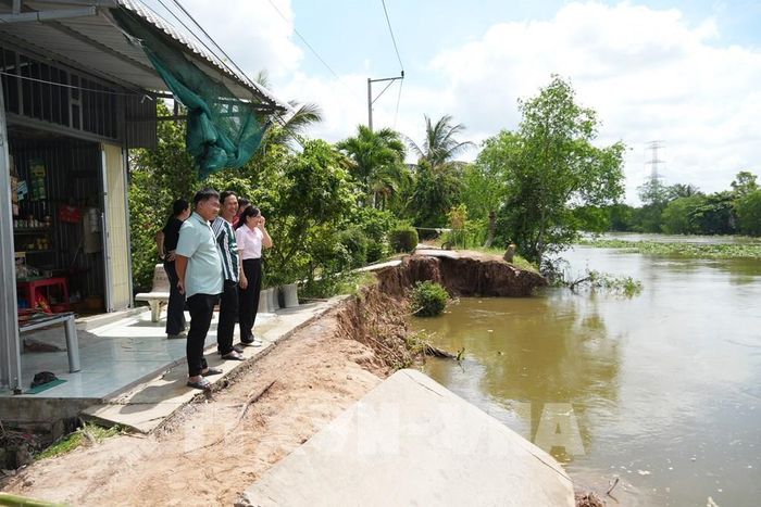 Sạt lở hơn 20m đường ven sông Trà Lọt, xã Cái Bè, tỉnh Đồng Tháp, khiến giao thông bị chia cắt. Ảnh: Công Trí – TTXVN