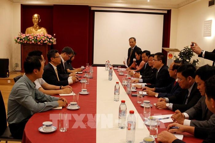 Đoàn công tác tỉnh Quảng Ngãi làm việc với lãnh đạo Đại sứ quán Việt Nam tại Pháp. Ảnh: Đào Dũng - Pv TTXVN tại Pháp 