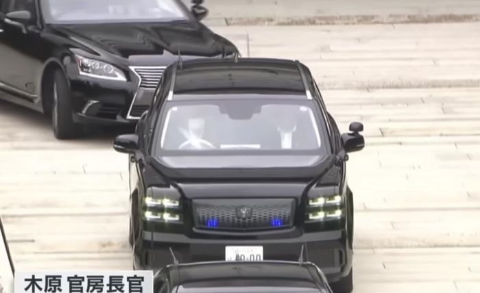 Chiếc Century SUV được hộ tống bởi đoàn xe Lexus LS đời cũ. Ảnh cắt từ video của ANNnewsCH