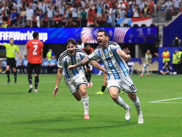 Lionel Messi tiếp tục viết nên chương mới trong lịch sử World Cup khi góp công lớn giúp Argentina ngược dòng hạ Ai Cập 3-2, đồng thời thiết lập hai kỷ lục vĩ đại chưa từng có. Ảnh: FIFA