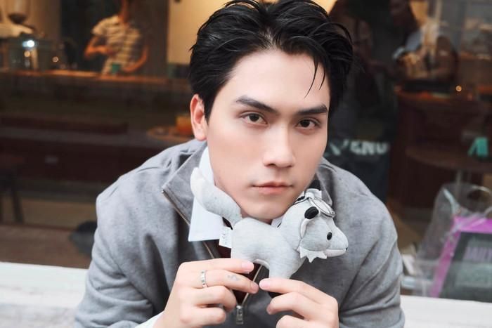 Võ Điền Gia Huy khoe phong cách nam tính, lịch lãm. (Nguồn: FBNV)