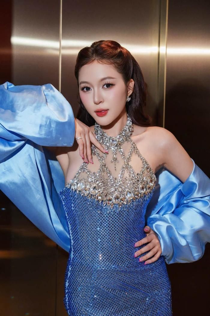 Visual "phát sáng" của Hoa hậu Kiều Duy trong sắc xanh dương lộng lẫy. (Nguồn: FBNV)