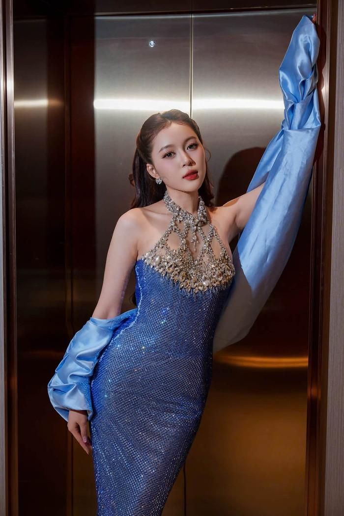 Cận cảnh vóc dáng nóng bỏng dưới lớp váy sequin ôm sát của Hoa hậu Kiều Duy. (Nguồn: FBNV)