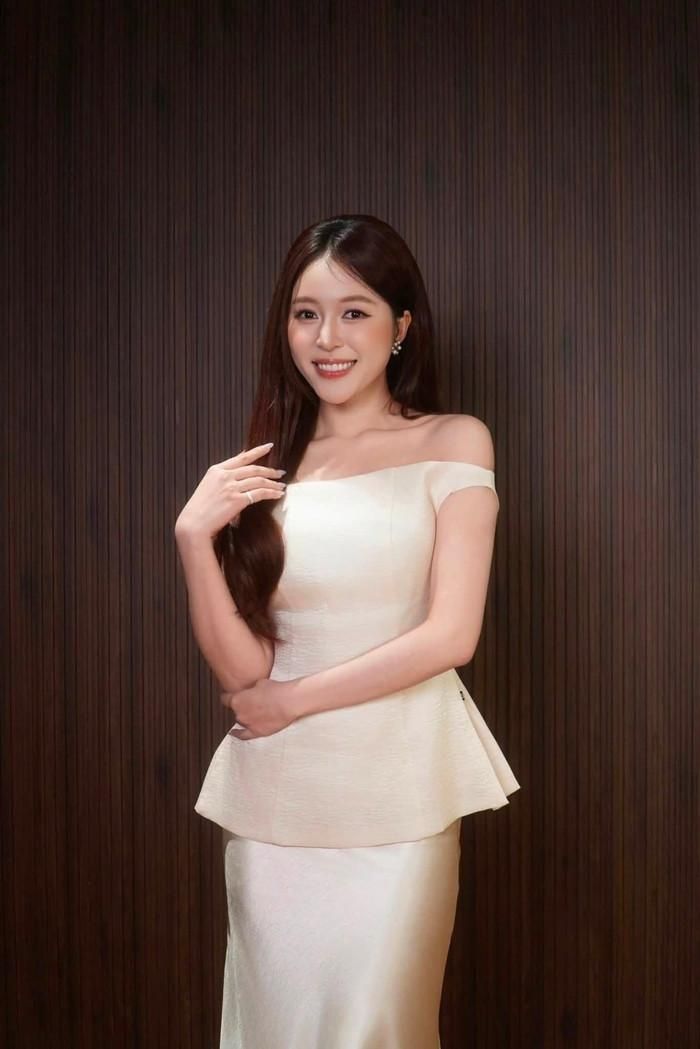 Hoa hậu Kiều Duy luôn biết tạo ấn tượng riêng biệt mỗi khi xuất hiện. (Nguồn: FBNV)
