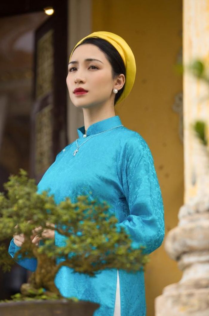 Hòa Minzy kể lại câu chuyện của Nam Phương Hoàng hậu trong MV Không thể cùng nhau suốt kiếp.
