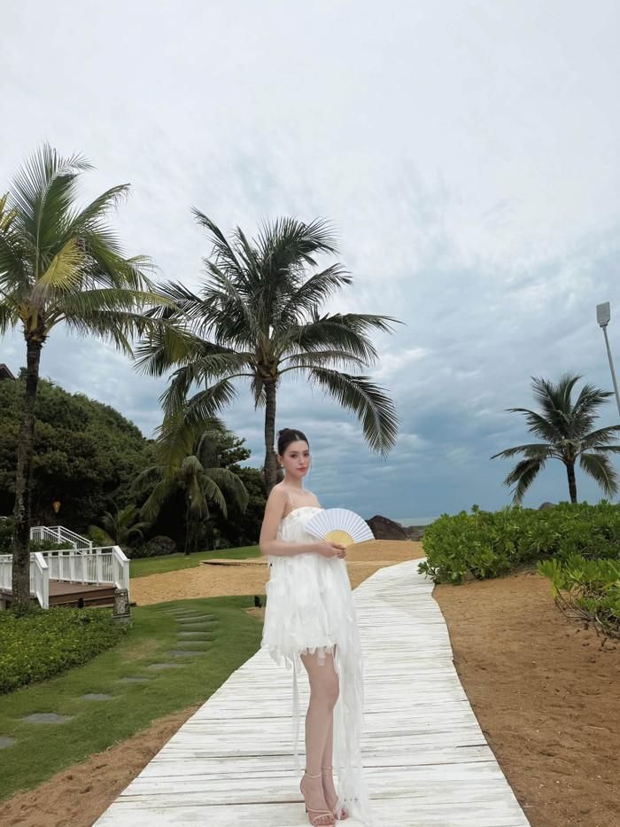 Bộ váy ngắn giúp Tiểu Vy khoe đôi chân thon dài. Ảnh: FBNV
