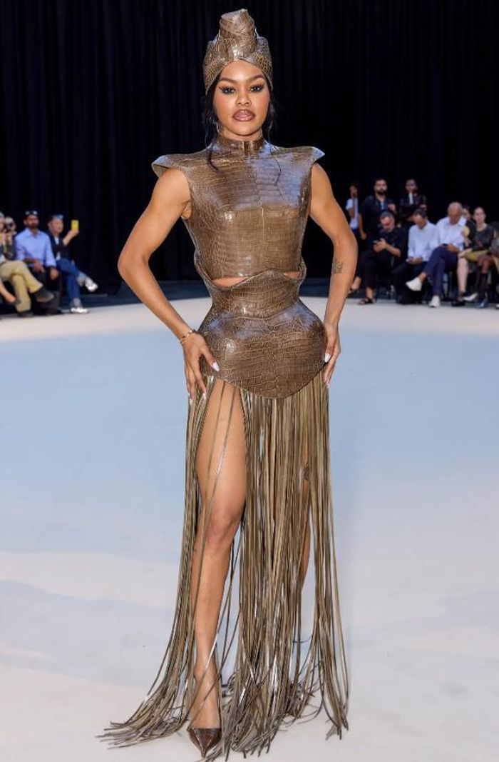 Teyana Taylor gây chú ý tại Paris Fashion Week với thiết kế haute couture ấn tượng, nhưng chính bộ váy cầu kỳ lại khiến cô gặp khó khăn. Ảnh: Getty