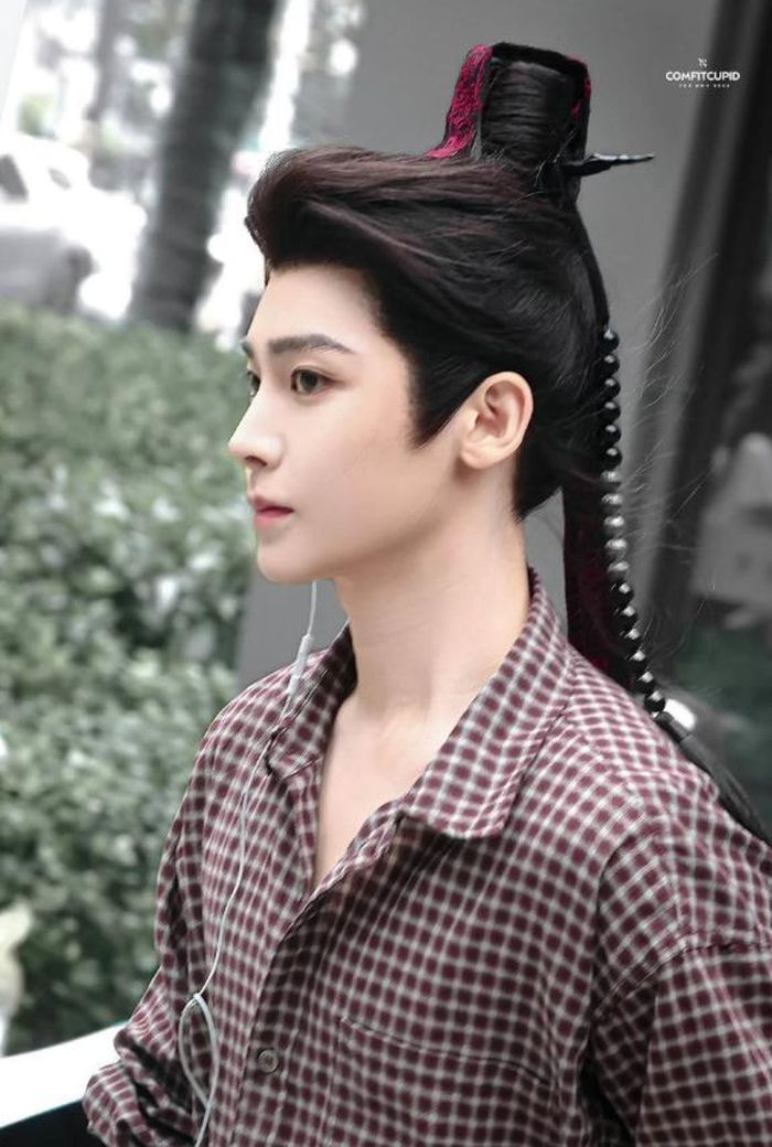 Hầu Minh Hạo tại lễ khai máy Niệm Tương Tư. Ảnh: Weibo 
