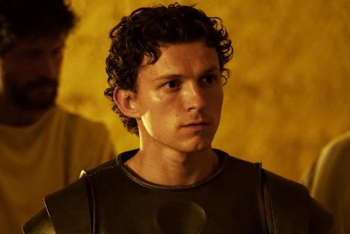 Tom Holland vào vai Telemachus, con trai của Odysseus trong The Odyssey.