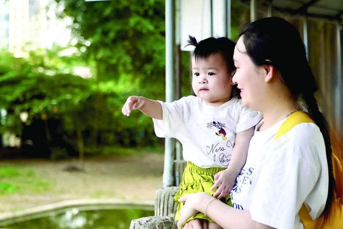 Nhân viên ngân hàng tranh thủ cuối tuần bên cạnh con