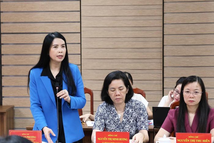 Bà Trần Lan Phương (bìa trái), Ủy viên Ban Chấp hành Đảng bộ MTTQ, các đoàn thể Trung ương, Phó Bí thư Thường trực Đảng ủy, Phó Chủ tịch Thường trực Hội LHPN Việt Nam, Đại biểu Quốc hội khóa XVI, phát biểu tại hội nghị