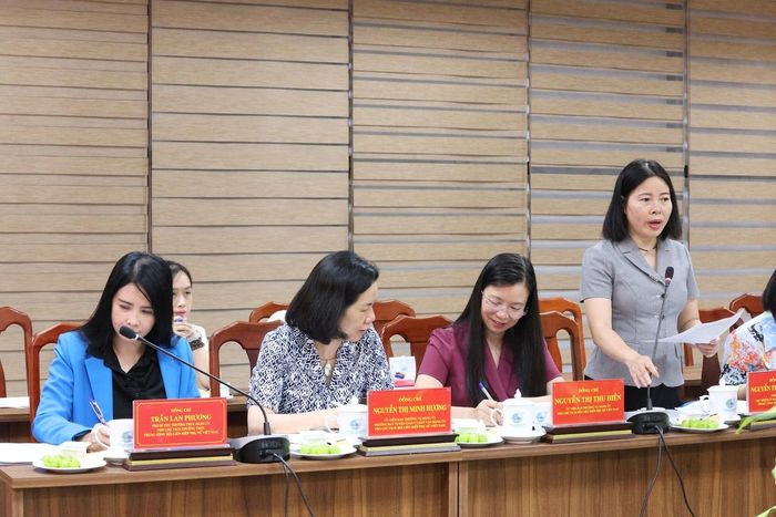 Bà Nguyễn Thị Kim Oanh (bìa phải), Phó Bí thư Đảng ủy TƯ Hội LHPN Việt Nam, báo cáo sơ kết công tác Đảng 6 tháng đầu năm