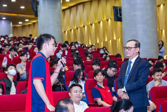 TS Đào Trung Hiếu giao lưu với sinh viên tại Trường Đại học Luật TP Hồ Chí Minh năm 2025.