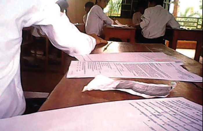 Thí sinh thoải mái chép bài của nhau tại phòng thi tốt nghiệp THPT tại Trường THPT Đồi Ngô năm 2012.