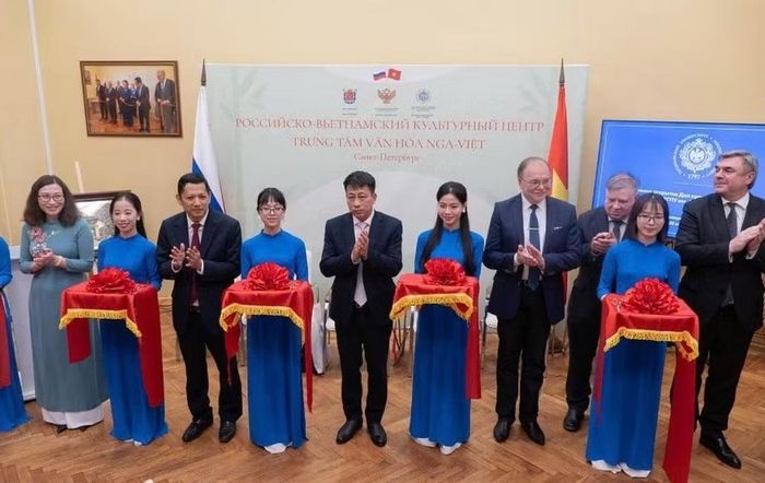 Lễ trao tặng Tủ sách tiếng Việt của Nhà xuất bản Giáo dục Việt Nam tại St. Petersburg (Nga)