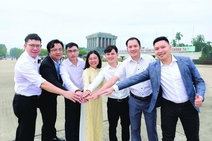 TS. Đặng Thị Lệ Hằng (giữa) và nhóm nhân vật nhận giải Quả Cầu Vàng khoa học 2025