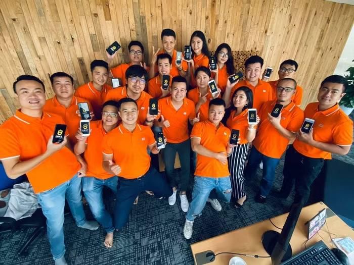 Bên cạnh hoạt động nghệ thuật, Đinh Tiến Dũng còn giữ vị trí quan trọng tại FPT. Gia nhập tập đoàn từ năm 2005, anh từng đảm nhiệm nhiều vai trò trong lĩnh vực truyền thông, sáng tạo và văn hóa doanh nghiệp. Được biết, mới đây Giám đốc sáng tạo FPT Software này còn được bổ nhiệm đảm nhiệm vị trí Trưởng ban Tinh thần và Văn hóa FPT