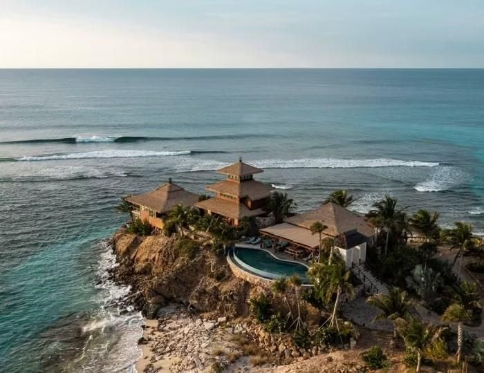 Đảo Necker tọa lạc tại vùng biển Caribbean, nằm ở phía Bắc eo biển thuộc Quần đảo Virgin thuộc Anh, ở phía đông biển Caribbean, phía đông Puerto Rico và Quần đảo Virgin thuộc Mỹ