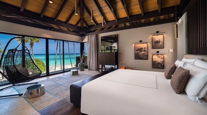 Được mệnh danh là khu nghỉ dưỡng “Beyond Luxury” (Hơn cả xa xỉ), Velaa Private Island là dự án tâm huyết của tỷ phú Jiri Smejc. Triết lý ở đây rất đơn giản: Tạo ra một nơi mà chính chủ nhân cũng muốn sống mãi mãi