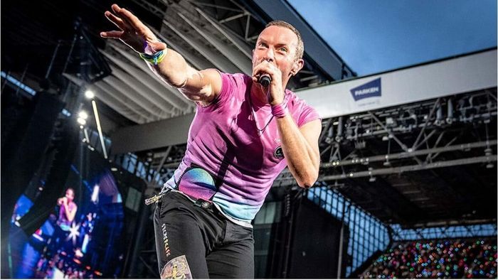 Giám tuyển của show - Ca sĩ Chris Martin của ban nhạc Anh Coldplay biểu diễn tại Sân vận động Parken ở Copenhagen, Đan Mạch vào năm 2023. Ảnh: AP