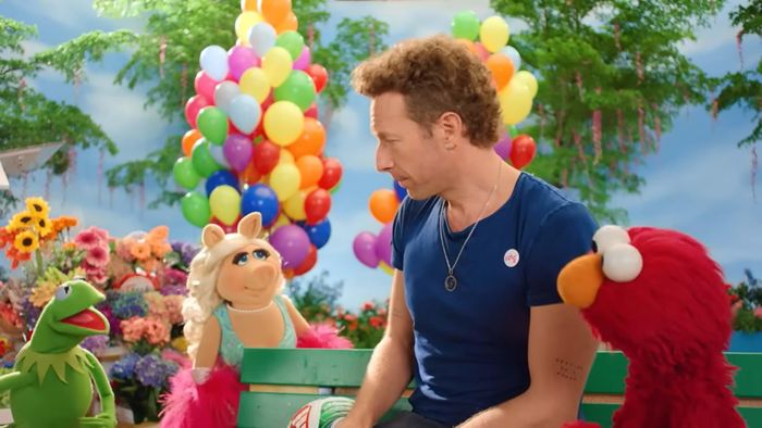 Quảng bá cho Halftime Show qua nhân vật rối Sesame Street - The Muppets của FIFA.