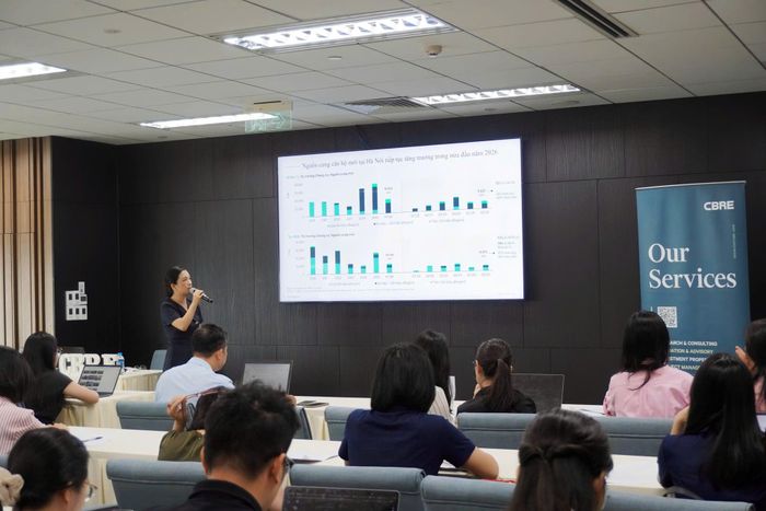 Bà Nguyễn Hoài An, Giám đốc cấp cao CBRE Hà Nội chia sẻ tại buổi họp báo tổng quan thị trường bất động sản quý II/2026. Ảnh: BTC.
