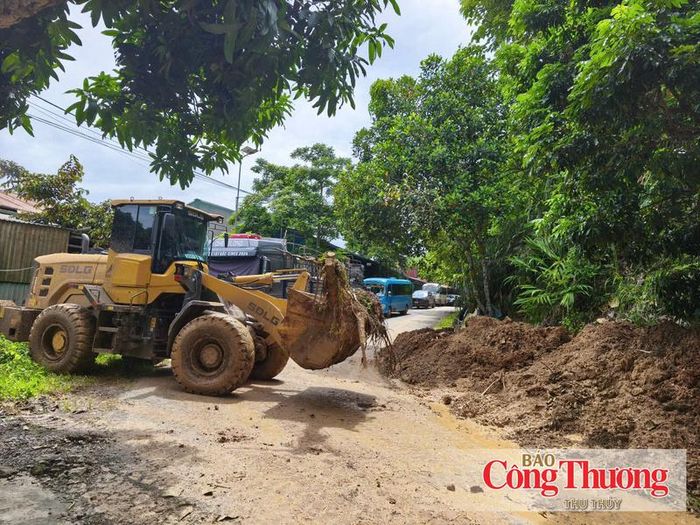 Sở Xây dựng tỉnh Lai Châu đã chủ động phối hợp với các địa phương và đơn vị quản lý đường bộ huy động nhân lực, máy móc khẩn trương dọn đất đá sạt lở, khơi thông các tuyến đường tỉnh. 