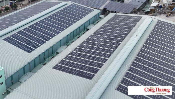 Nghị định số 243/2026/NĐ-CP đã nâng tỷ lệ điện dư được phép bán lên lưới điện quốc gia lên tối đa 50%, đây là thay đổi mang tính đột phá, góp phần nâng cao hiệu quả đầu tư và rút ngắn thời gian thu hồi vốn cho các doanh nghiệp có diện tích mái lớn tại khu công nghiệp, khu chế xuất và các cơ sở sản xuất. Ảnh minh họa