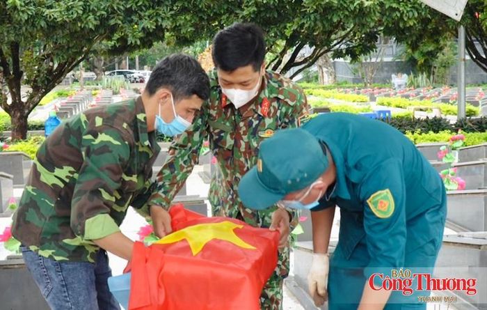 Những ngày này, tại Nghĩa trang Liệt sĩ Đức Cơ (xã Đức Cơ, tỉnh Gia Lai), các tổ công tác cũng đang làm việc khẩn trương dưới cái nắng gay gắt của Tây Nguyên.