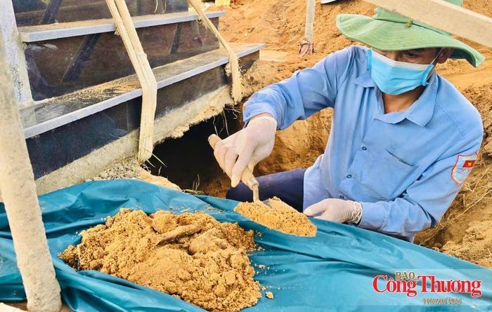 Mỗi thao tác đều được thực hiện chậm rãi, tỉ mỉ.