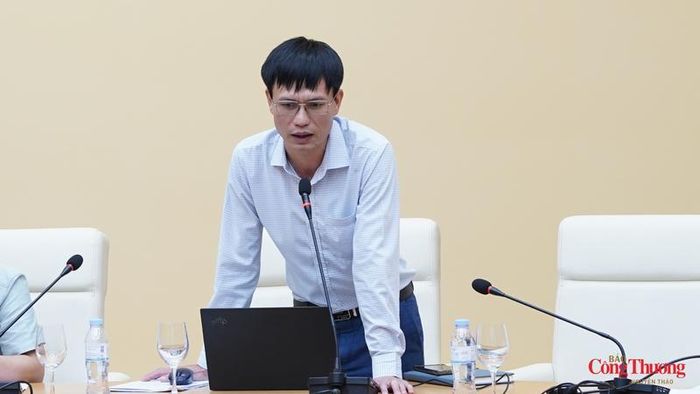 Ông Đỗ Đức Chiến - Quyền Trưởng phòng Thủy điện và Năng lượng tái tạo, Cục Điện lực, Bộ Công Thương báo cáo tại hội nghị