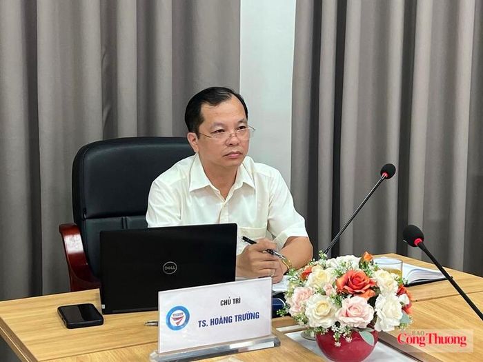 TS. Hoàng Trường, Phó Chủ tịch Hội đồng Khoa học Viện Nghiên cứu Chiến lược, Chính sách Công Thương chủ trì hội thảo. Ảnh: Lê An