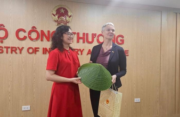 Thứ trưởng Phan Thị Thắng trao quà lưu niệm tới Đại sứ Hilde Solbakken, ghi nhận những đóng góp của Đại sứ trong thúc đẩy quan hệ hợp tác Việt Nam - Na Uy.