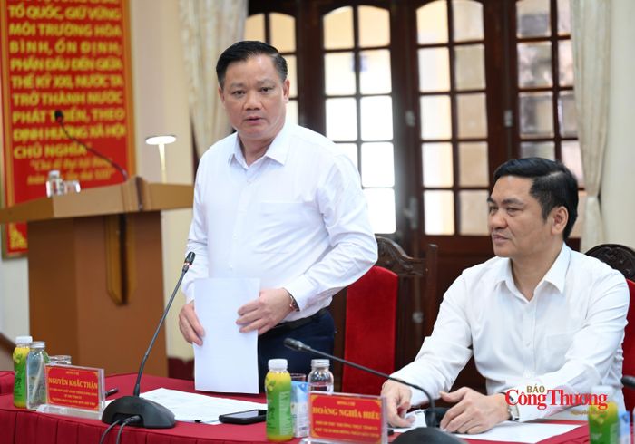 Ông Nguyễn Khắc Thận, Bí thư Tỉnh ủy Nghệ An báo cáo tại buổi làm việc.