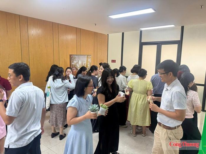 Chương trình diễn ra trong không khí vui tươi, gần gũi, tạo ra không gian giao lưu cởi mở và thúc đẩy tinh thần bảo vệ môi trường trong chốn công sở.