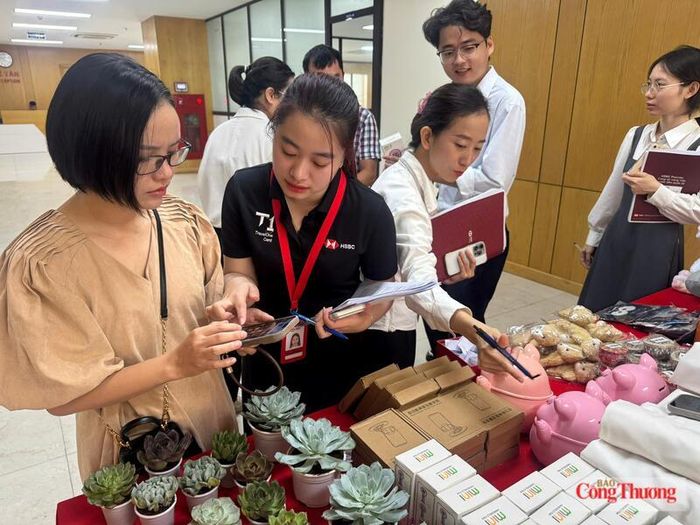 Khu vực bàn trưng bày quà tặng thu hút sự quan tâm lớn. Người tham gia mang theo các vật dụng đã qua sử dụng để đổi lấy cây xanh, quạt mini, lợn đất... theo tiêu chí của chương trình.
