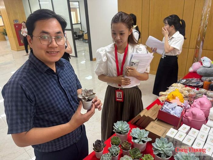 Niềm vui rạng rỡ khi nhận được chậu sen đá yêu thích, góp phần lan tỏa thông điệp sống xanh, làm việc xanh.