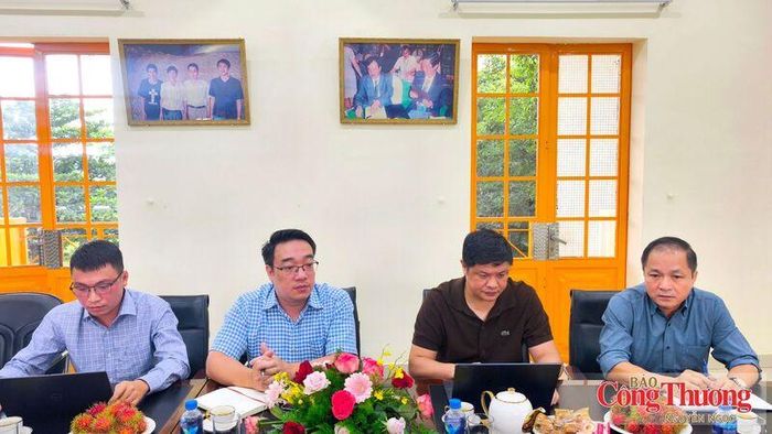Quang cảnh buổi làm việc.