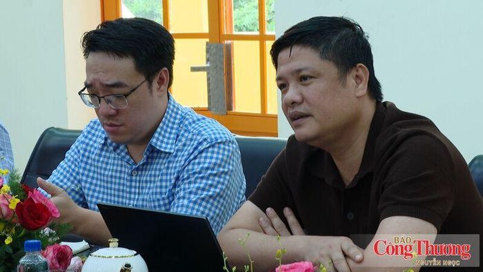 Thành viên đoàn công tác trao đổi với doanh nghiệp tại buổi làm việc.